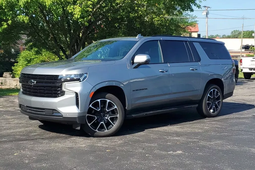 2023 Chevrolet Suburban RST photo 1