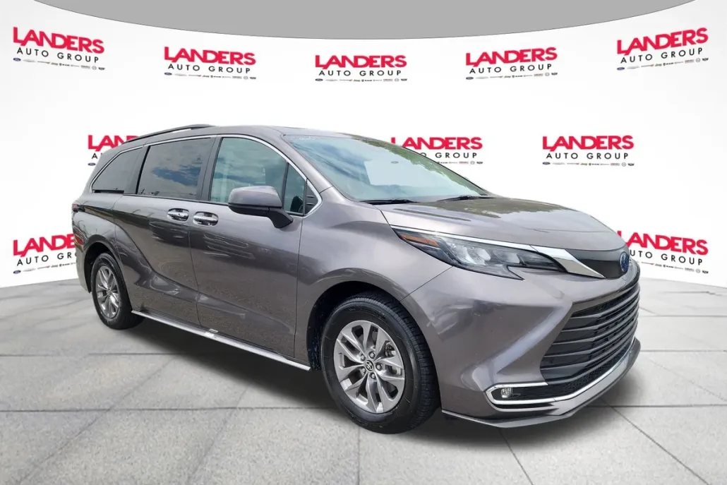 2024 Toyota Sienna XLE photo 1