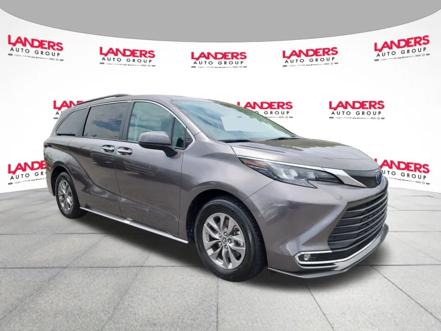 2024 Toyota Sienna XLE photo 1
