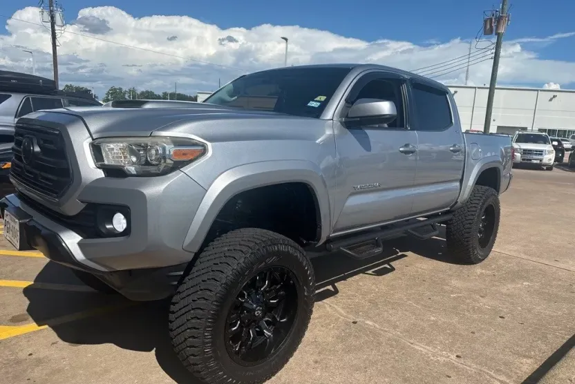 2018 Toyota Tacoma SR5 photo 1