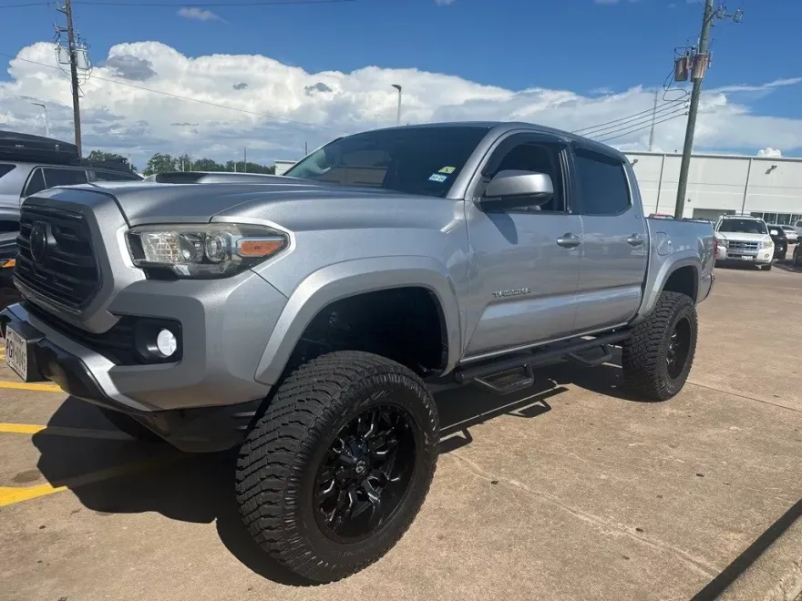 2018 Toyota Tacoma SR5 photo 1