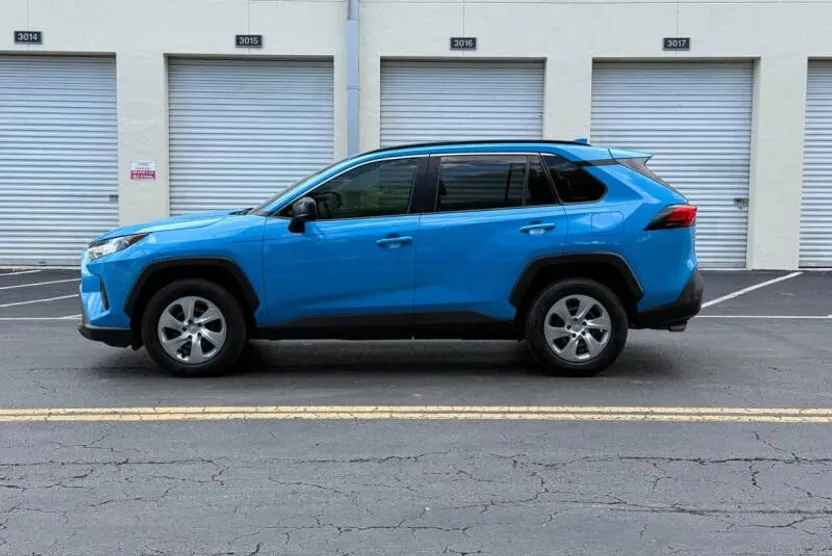 2021 Toyota RAV4 LE photo 1