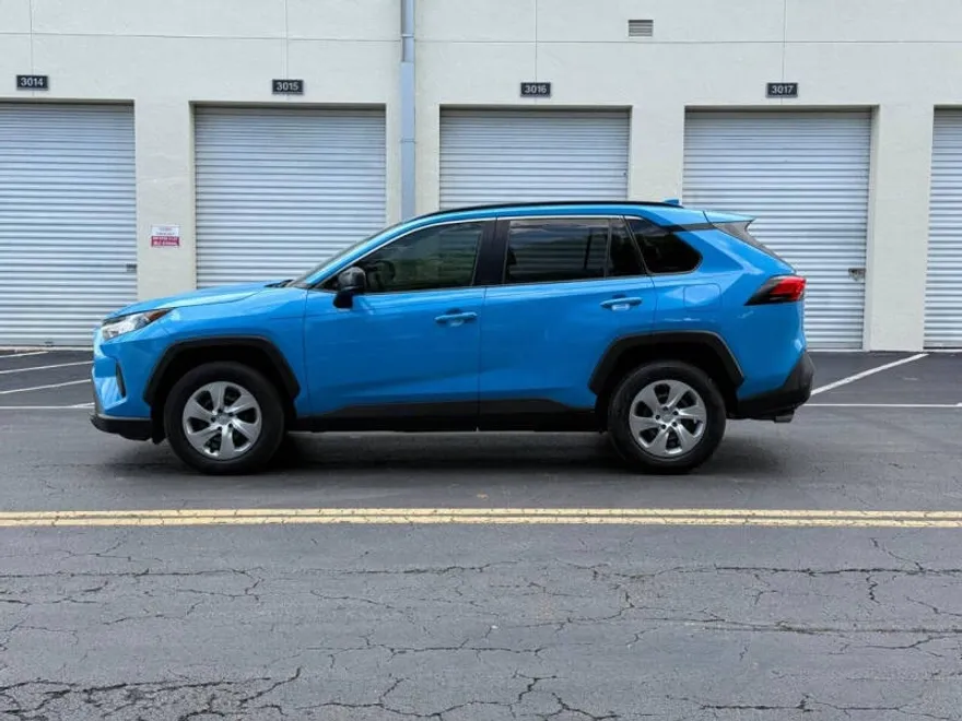 2021 Toyota RAV4 LE photo 1