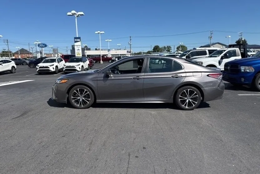 2019 Toyota Camry SE photo 1