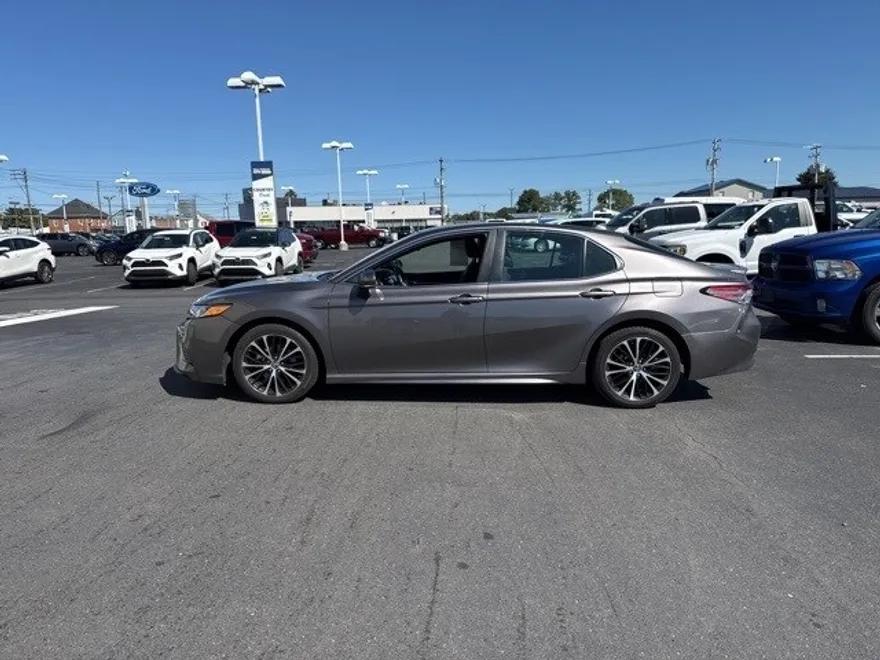 2019 Toyota Camry SE photo 1