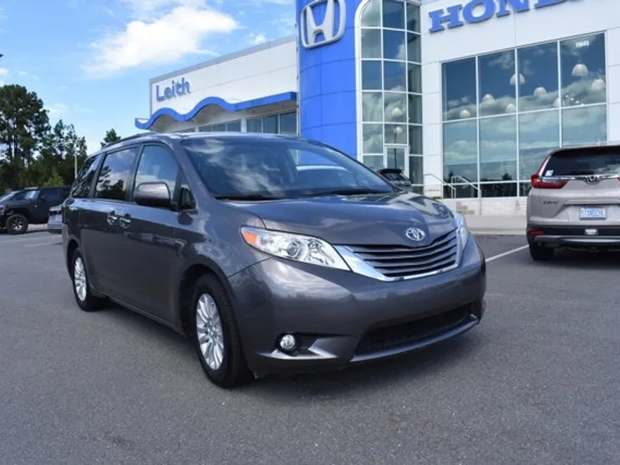 2017 Toyota Sienna L photo 1