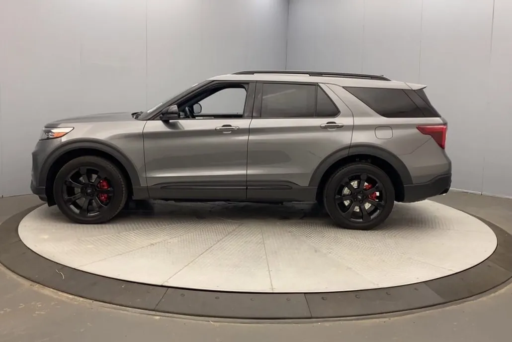 2022 Ford Explorer ST photo 1