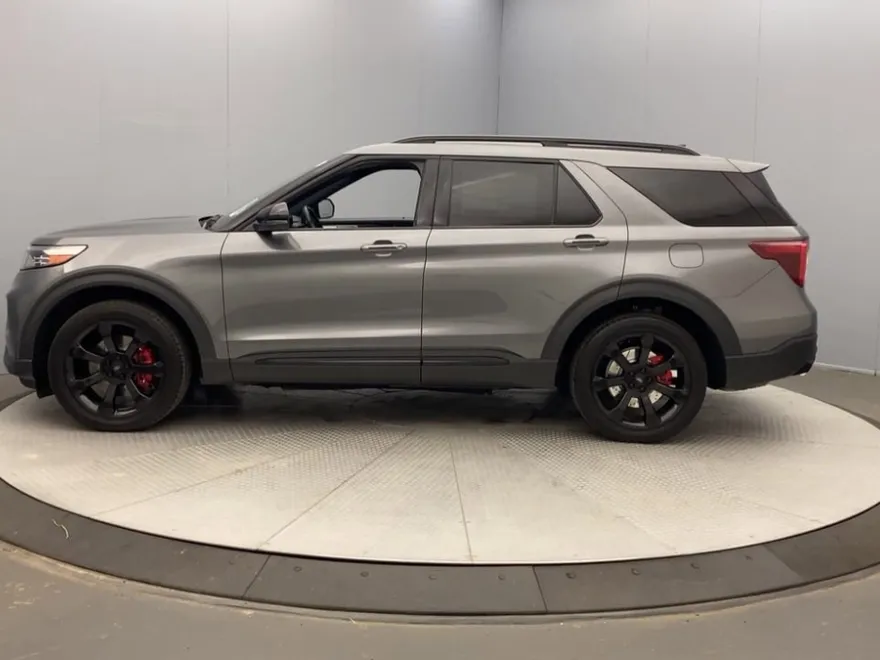 2022 Ford Explorer ST photo 1