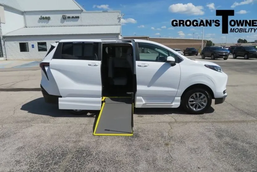 2025 Toyota Sienna LE photo 1