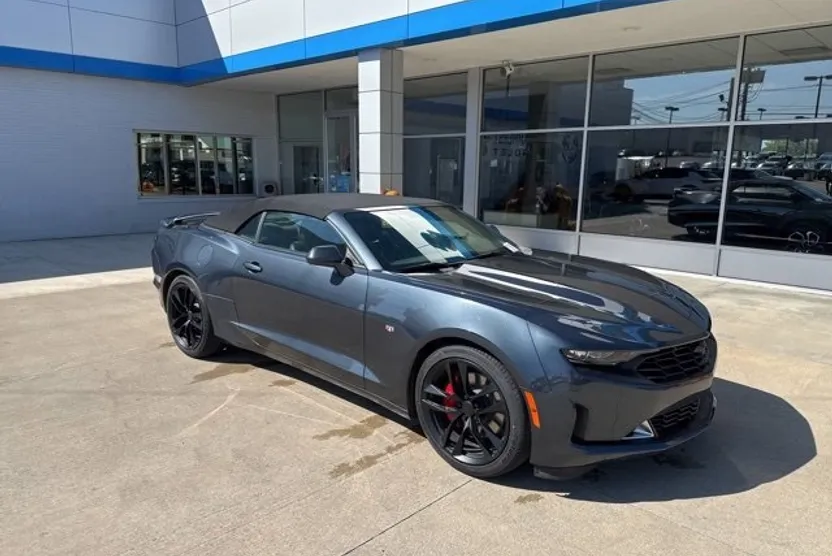 2023 Chevrolet Camaro 1LT photo 1