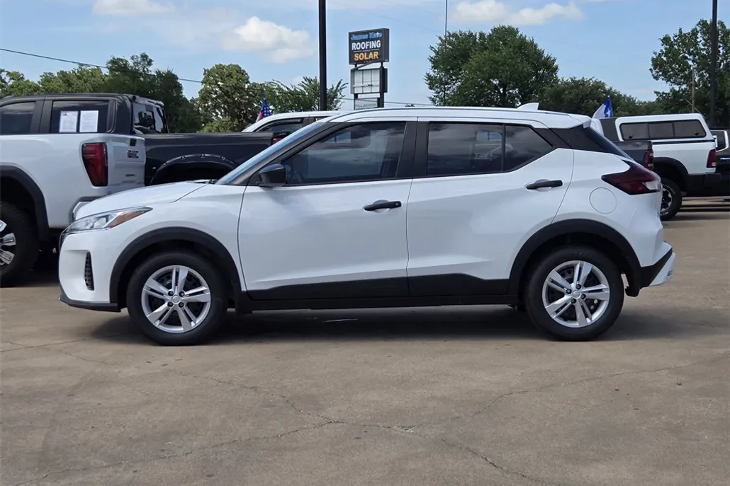 2025 Nissan Kicks Play S photo 1