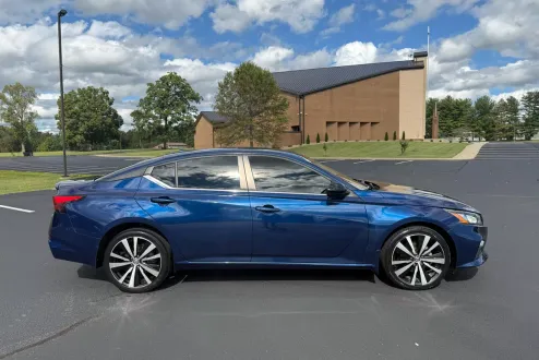 2019 Nissan Altima SR photo 3