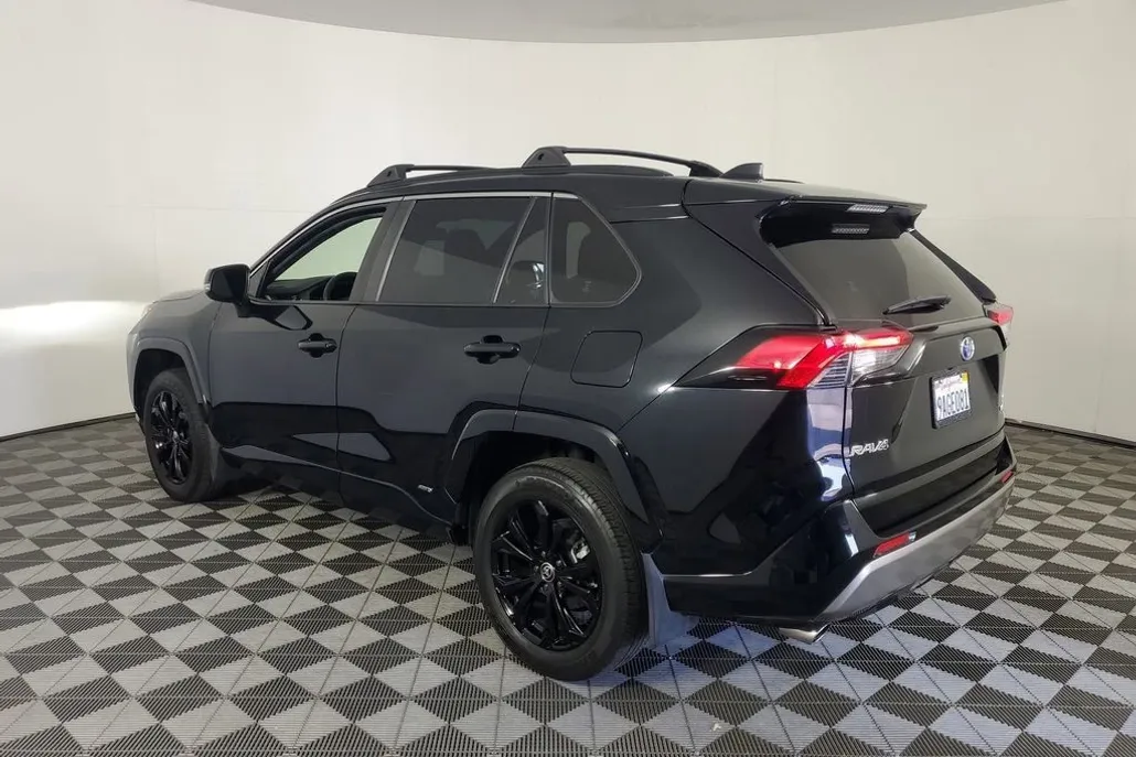2022 Toyota RAV4 Hybrid SE photo 1