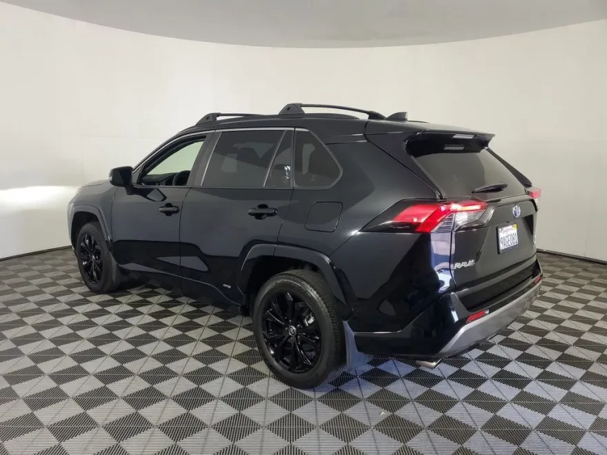 2022 Toyota RAV4 Hybrid SE photo 1