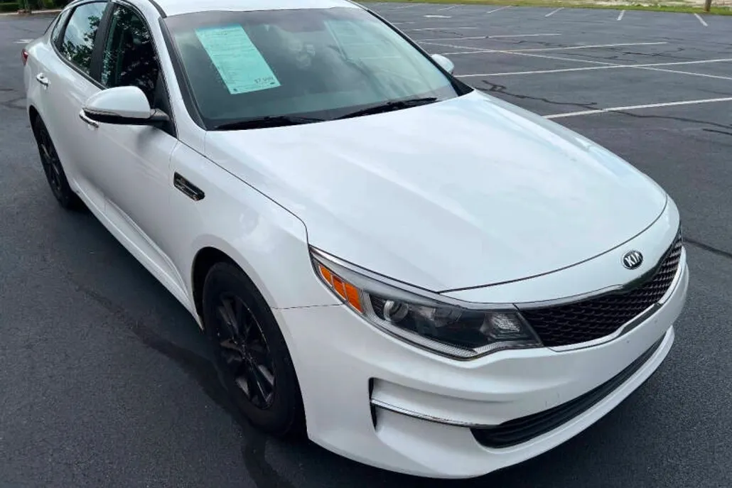 2016 Kia Optima LX photo 1