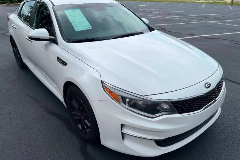 2016 Kia Optima LX photo 1
