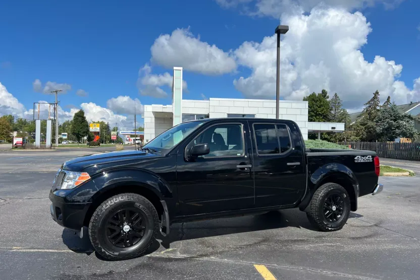2014 Nissan Frontier Crew Cab SV photo 1
