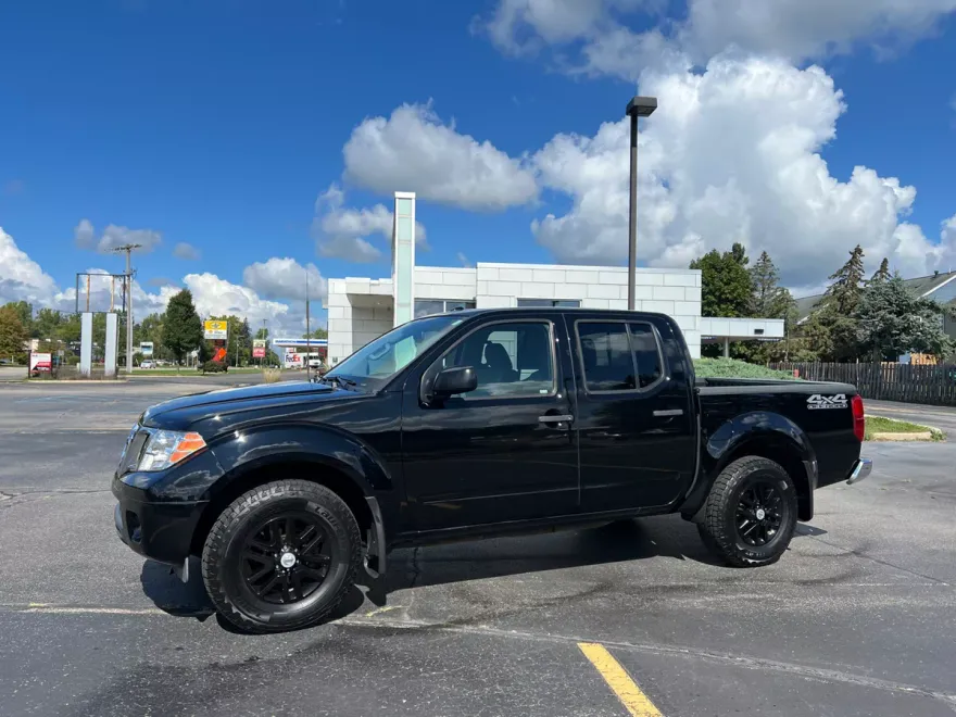 2014 Nissan Frontier Crew Cab SV photo 1