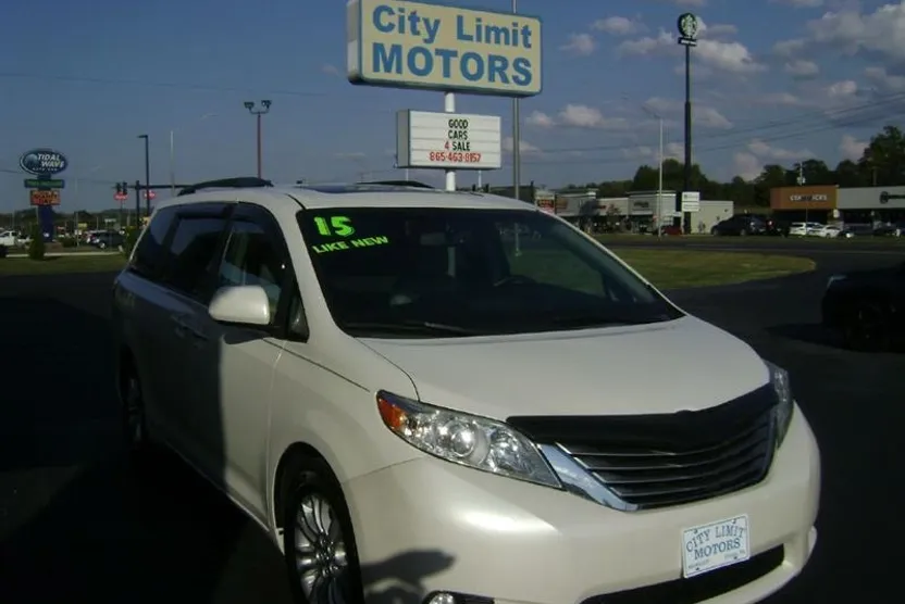 2015 Toyota Sienna XLE photo 1