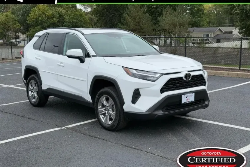 2022 Toyota RAV4 XLE photo 1