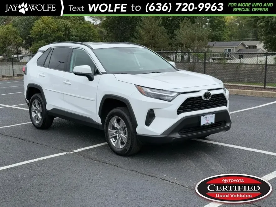 2022 Toyota RAV4 XLE photo 1