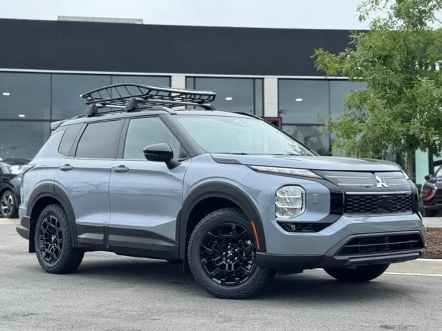 2025 Mitsubishi Outlander SE photo 1