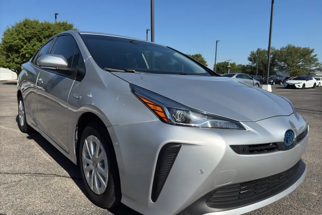 2021 Toyota Prius LE photo 1