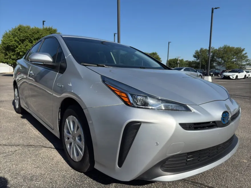 2021 Toyota Prius LE photo 1