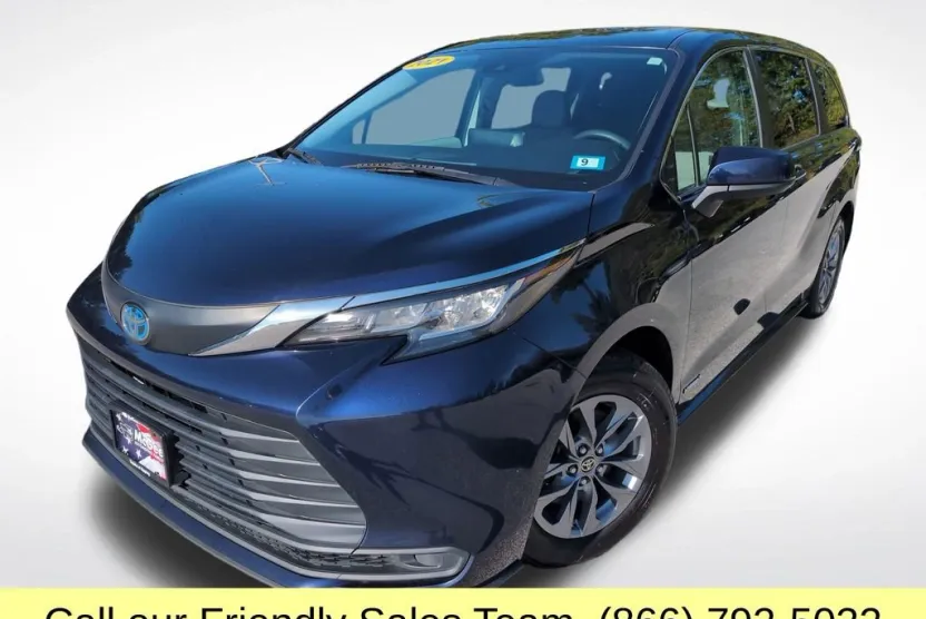 2021 Toyota Sienna LE photo 1