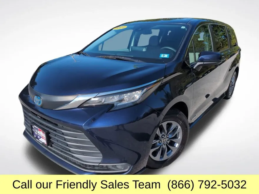 2021 Toyota Sienna LE photo 1