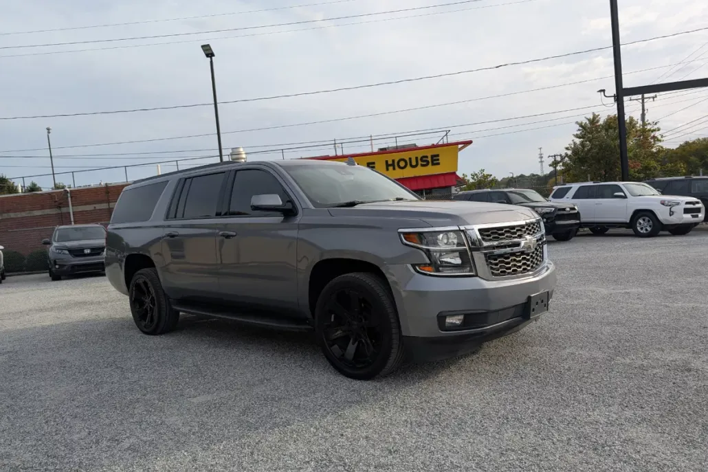 2019 Chevrolet Suburban LT photo 1
