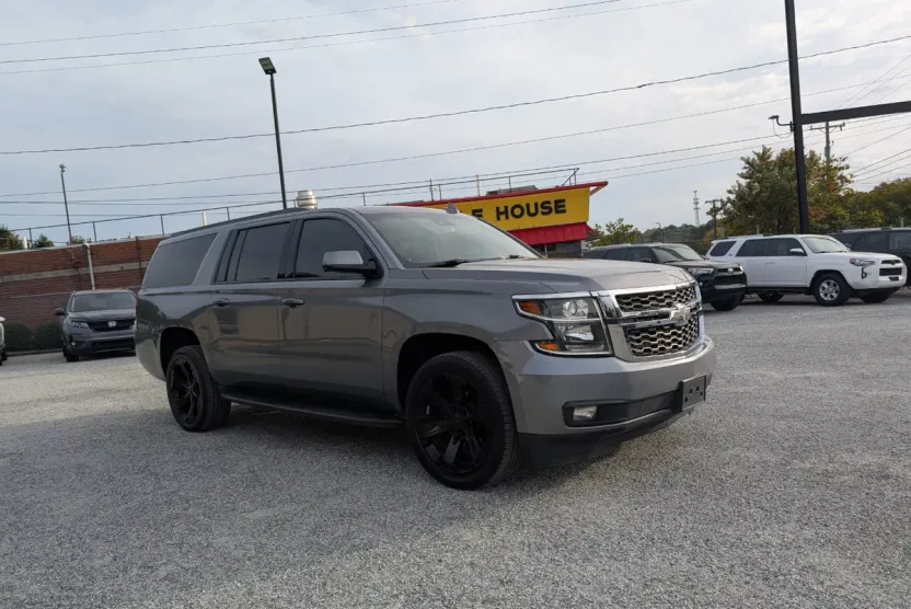 2019 Chevrolet Suburban LT photo 1