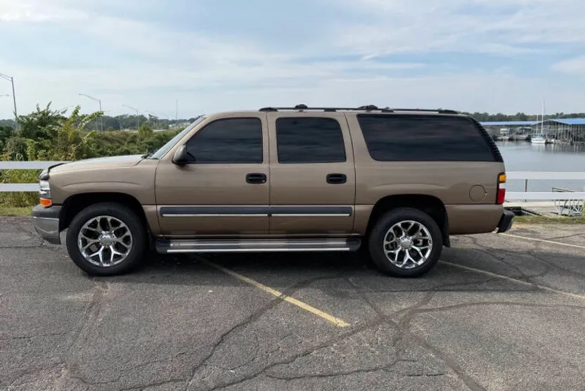 2003 Chevrolet Suburban 1500 LS photo 1