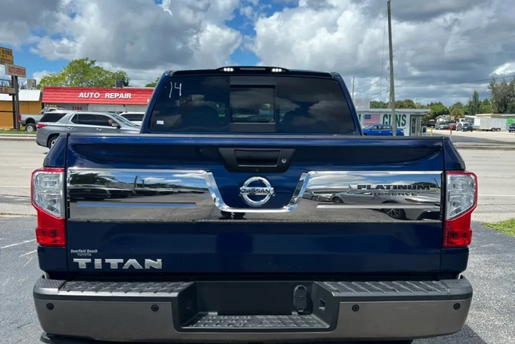 2017 Nissan Titan SV Crew Cab photo 1