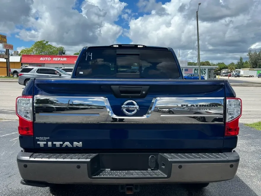 2017 Nissan Titan SV Crew Cab photo 1