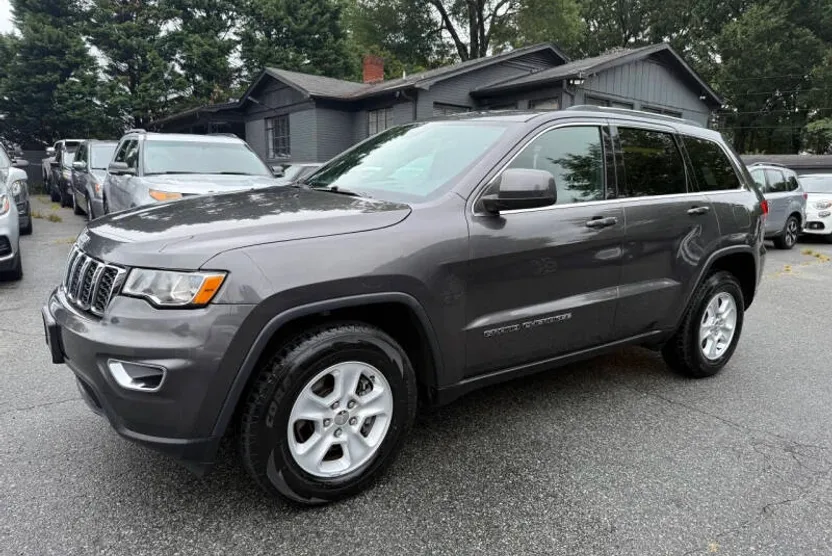 2017 Jeep Grand Cherokee Laredo photo 1