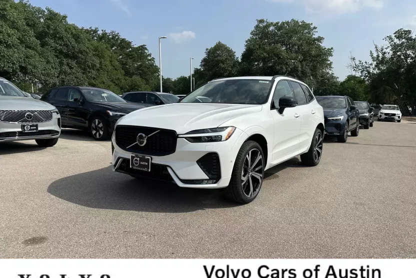 2025 Volvo XC60 B5 photo 1