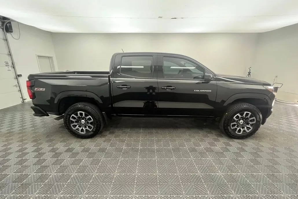 2023 Chevrolet Colorado Z71 photo 1