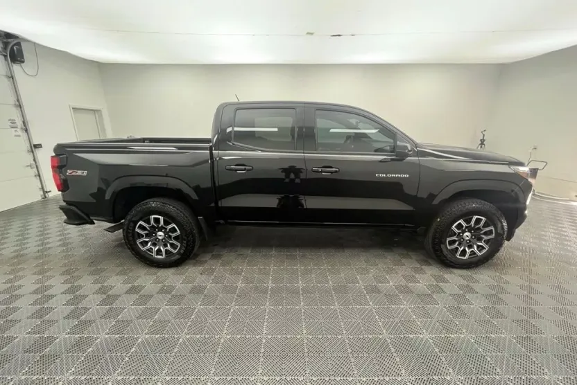 2023 Chevrolet Colorado Z71 photo 1