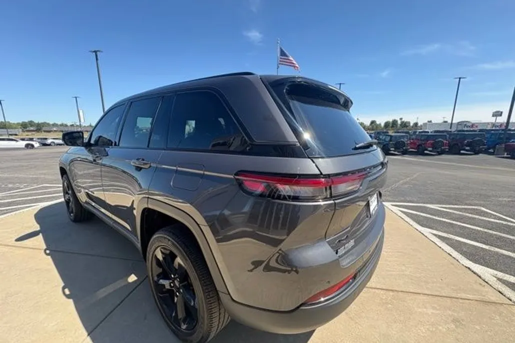 2022 Jeep Grand Cherokee Altitude photo 1