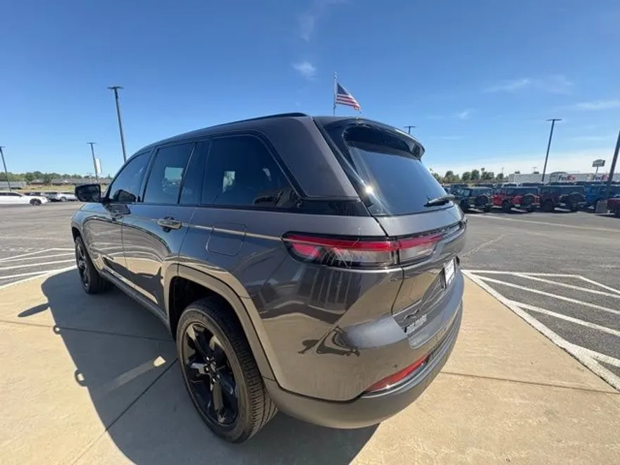 2022 Jeep Grand Cherokee Altitude photo 1