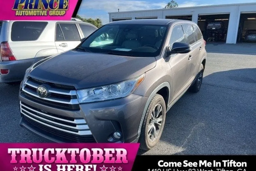 2019 Toyota Highlander LE photo 1