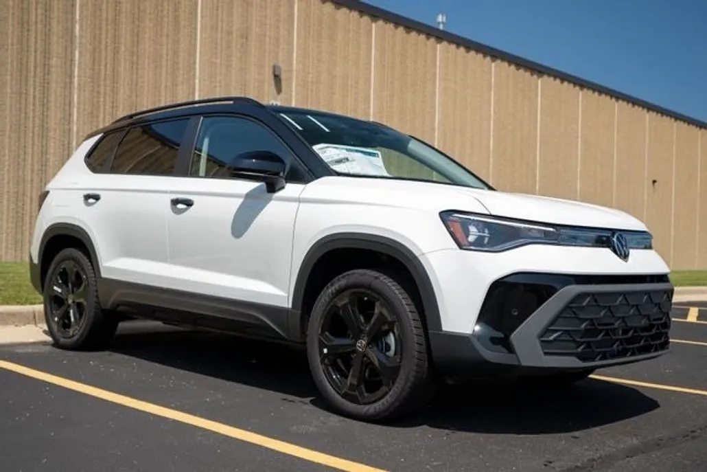 2025 Volkswagen Taos SE photo 1