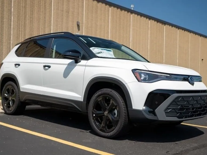 2025 Volkswagen Taos SE photo 1