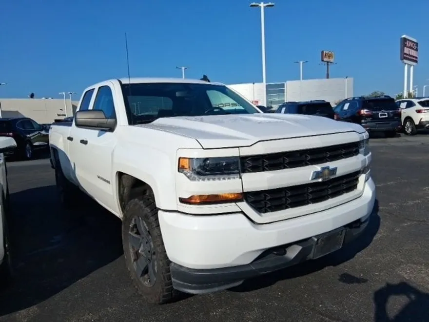 2018 Chevrolet Silverado 1500 Custom photo 1