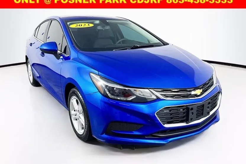 2017 Chevrolet Cruze LT photo 1