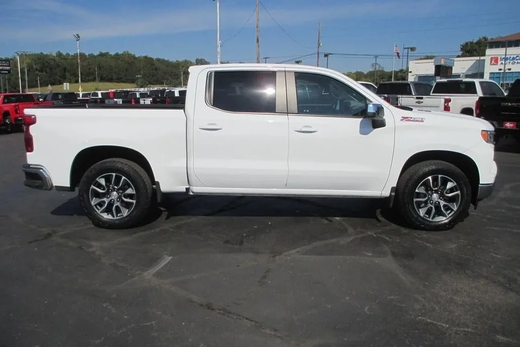 2023 Chevrolet Silverado 1500 LT photo 1