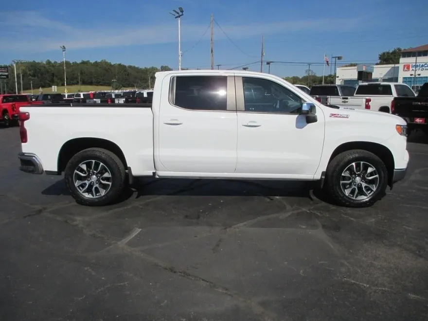 2023 Chevrolet Silverado 1500 LT photo 1
