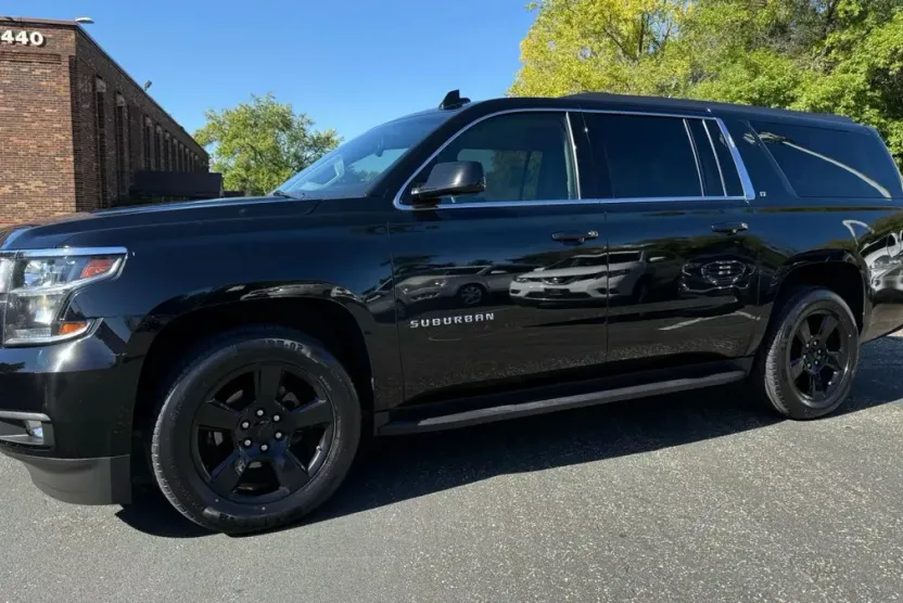 2019 Chevrolet Suburban LT photo 1