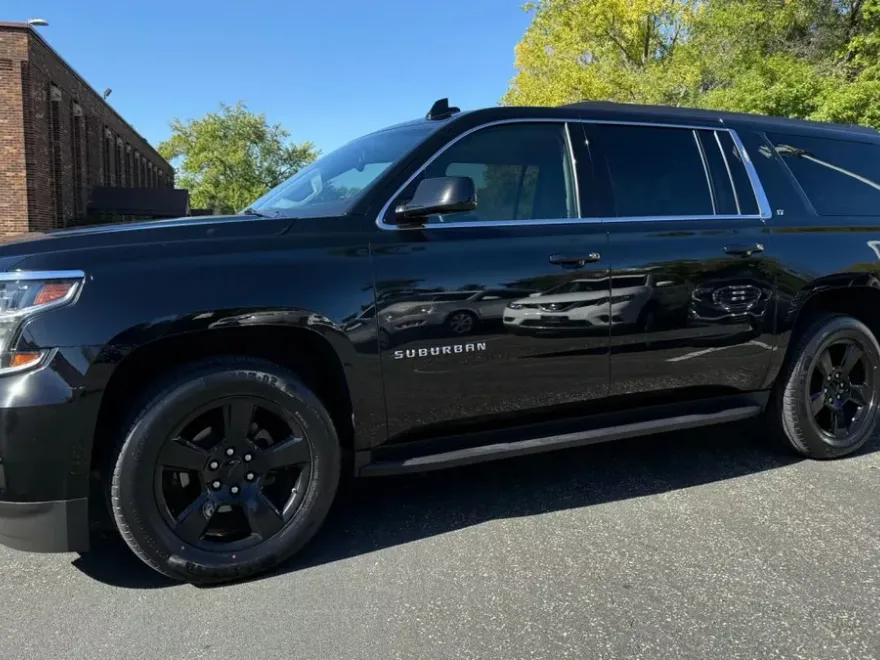 2019 Chevrolet Suburban LT photo 1